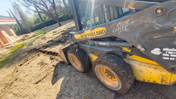 Retroexcavadora en alquiler con operario en obra de Madrid