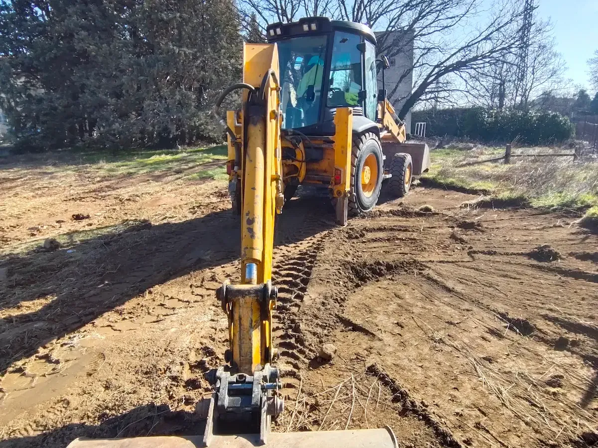 Desmonte y explanación de terreno en Madrid con maquinaria pesada