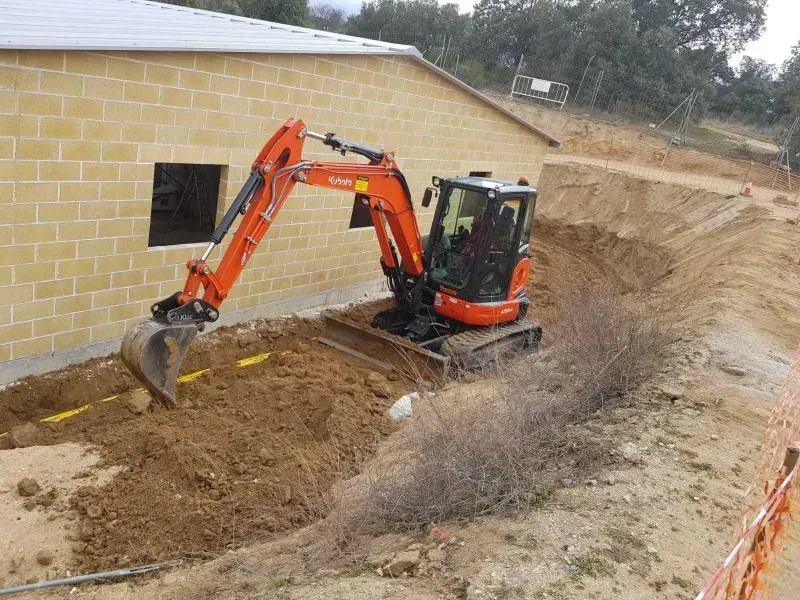 Excavación de zanja para instalaciones en Madrid
