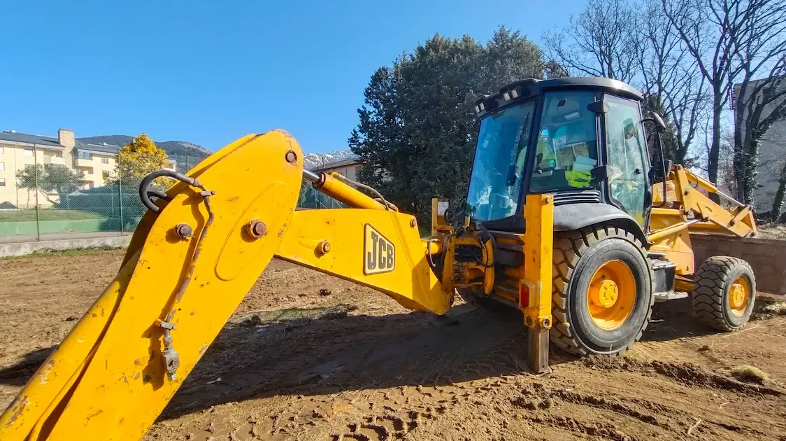 Maquinaria de movimiento de tierras trabajando en una obra de Madrid