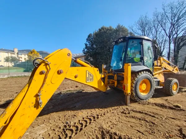 Movimiento de tierras en obra de Madrid con retroexcavadora