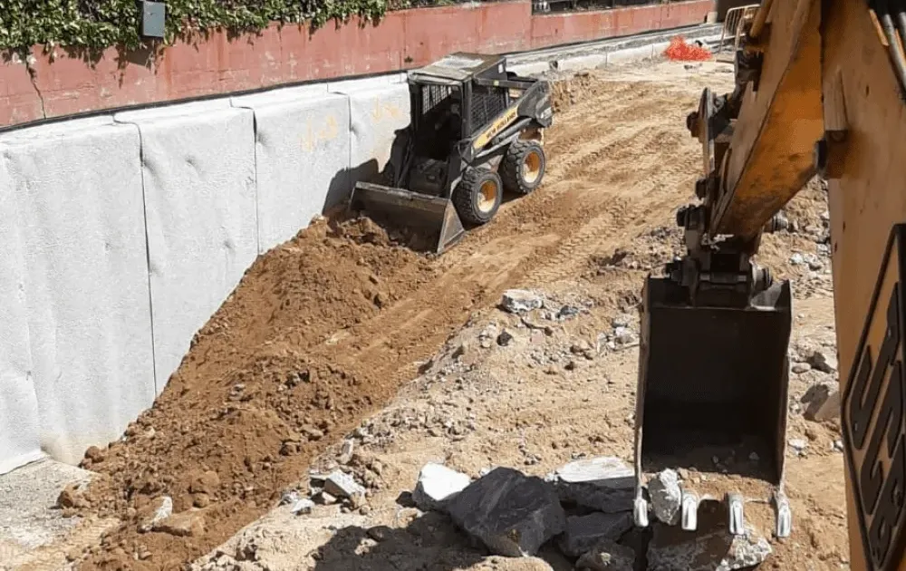 Descubre qué es un desmonte de terreno, cuándo es necesario, cómo se realiza paso a paso y cuánto cuesta en Madrid. Guía completa actualizada 2026.