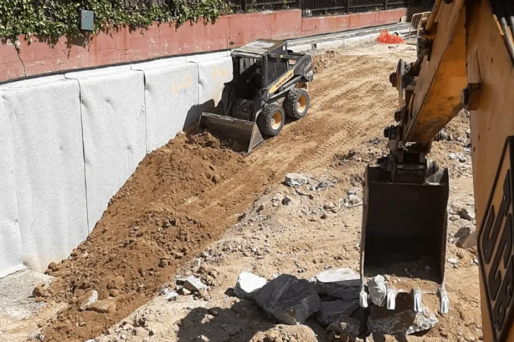 Maquinaria de movimiento de tierras en una obra en Madrid