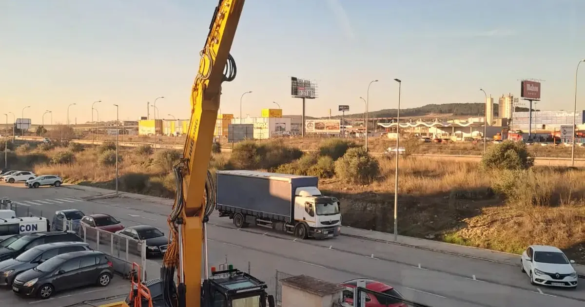 Derribo de edificio en Madrid con excavadora