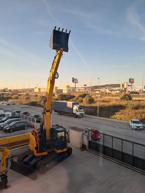 Derribo de edificio en Madrid con excavadora