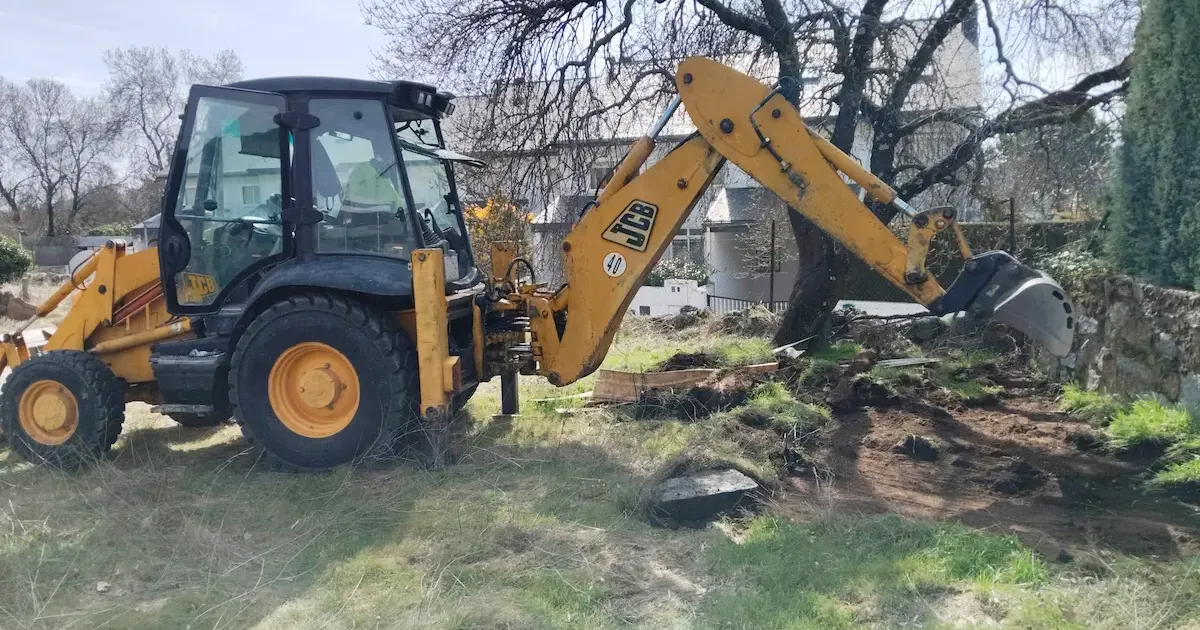 Excavadora trabajando en una obra de Madrid