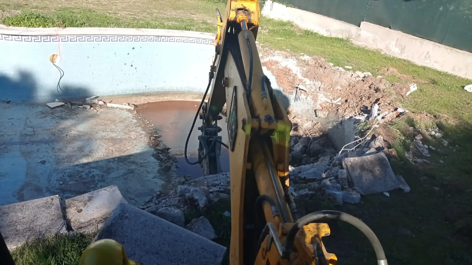 Excavación y preparación de terreno para piscina en Madrid