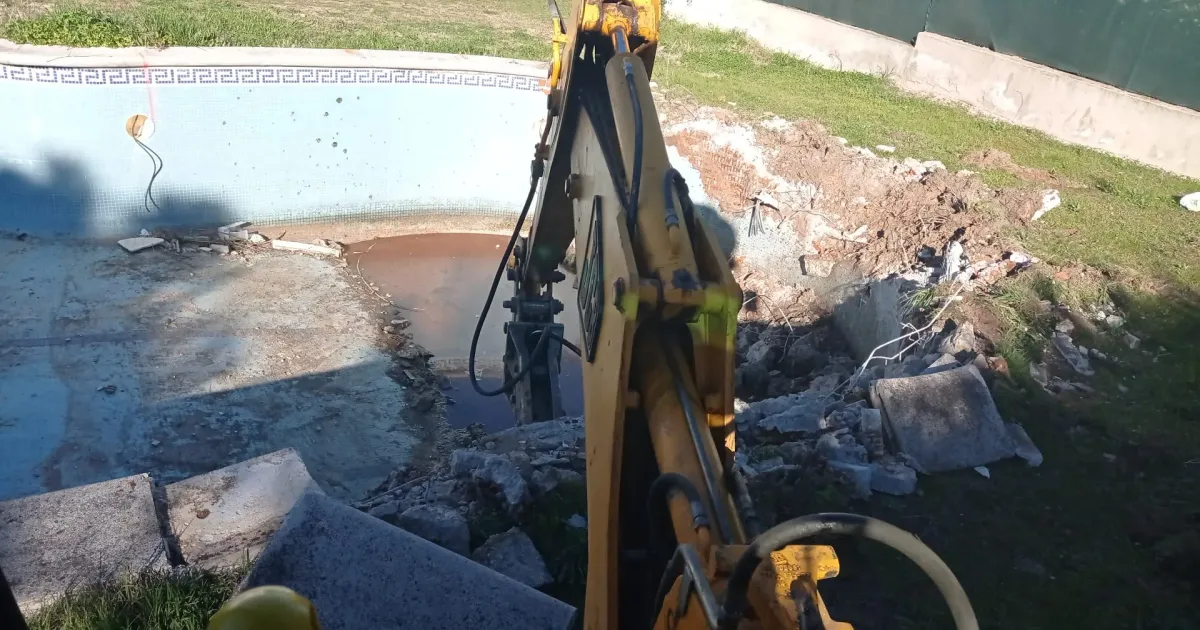 Descubre cuánto cuesta excavar una piscina en Madrid: precios por m³, qué incluye el presupuesto, plazos y factores que influyen. Guía completa 2026.