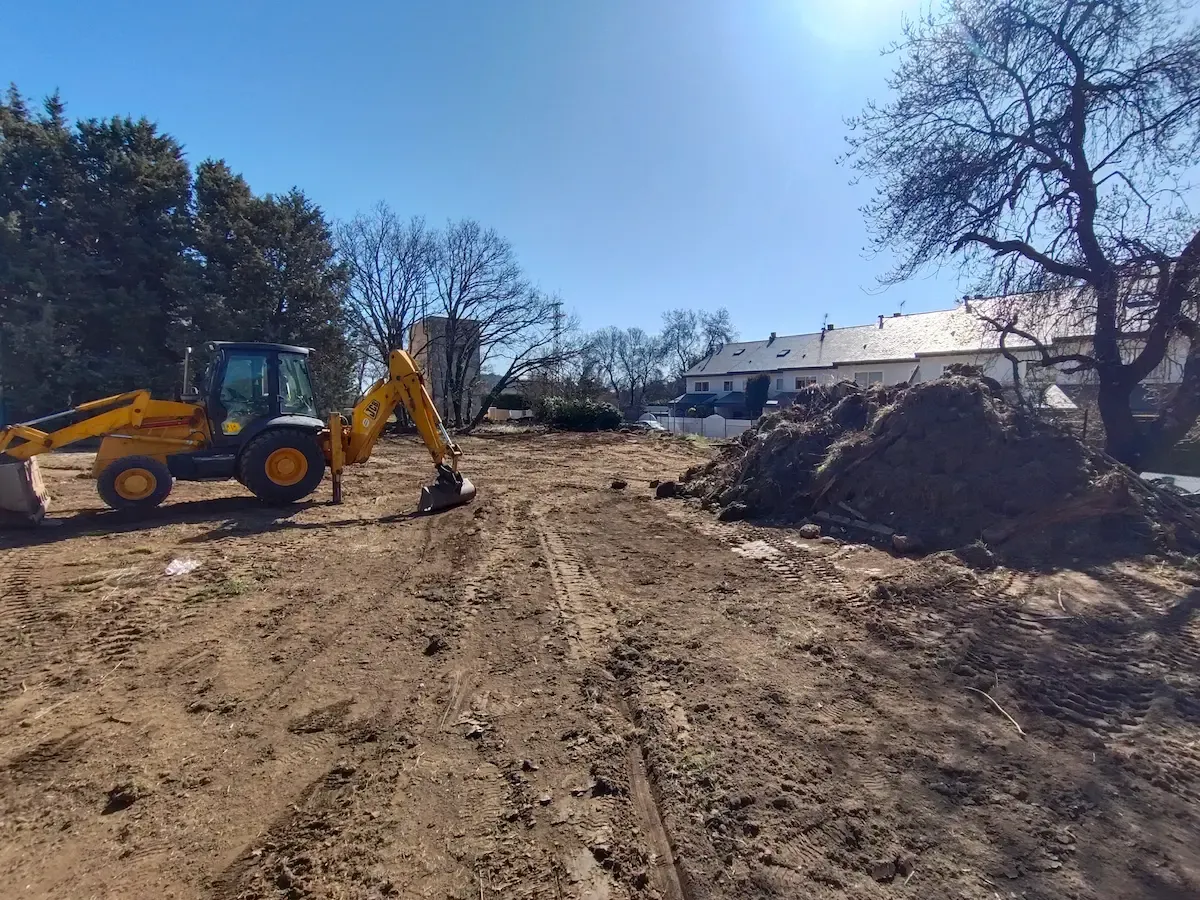 Camión de transporte de tierras en obra en Madrid