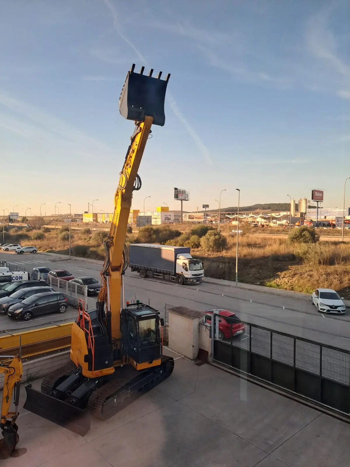 Derribo de edificio en Madrid con excavadora