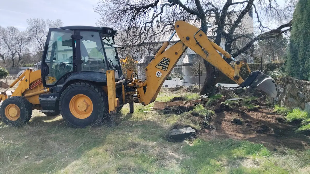Excavadora trabajando en una obra de Madrid
